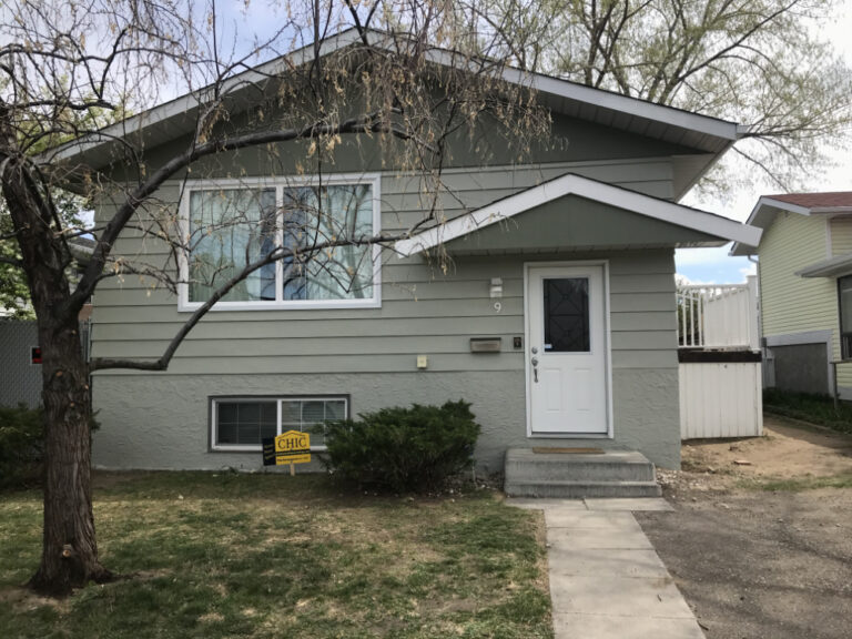 green stucco coating aluminum siding and parging